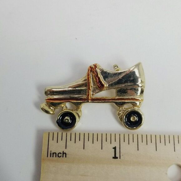 Vintage Roller Skate Brooch, Gold Tone Enamel Retro Design, Estate Derby - Picture 4 of 5
